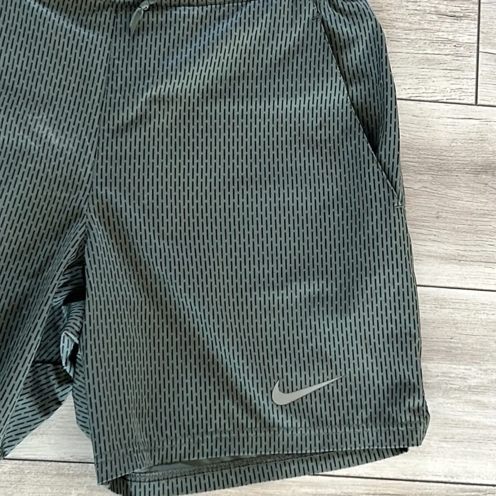 Nike womens green patterned drawstring shorts size medium